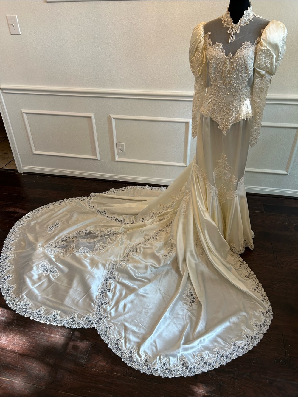 Wedding Gown 90’s Vintage Ivory Lace-Trim Bridal Dress with Long Train, Size 16